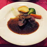 エゾ鹿又は牛バヴェットとフォアグラのロッシーニ風(写真は鹿)