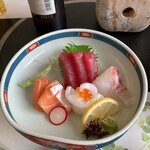 Yokota Zushi - 刺身　鉢マグロ、サーモン、イカいくら添え、真鯛