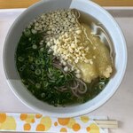 壇之浦パーキングエリアレストラン - ふく天そば@690、揚げ玉は受取後カウンターで足してます。