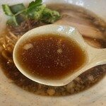 啜磨専科 - 背脂が浮いた醤油スープ。濃厚です。