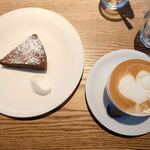 カフェハヴントウィーメットオーパス - ガトーショコラとハニーカプチーノ