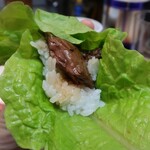 生ホルモン処 おさむちゃん。 - 一口サイズの焼きハラミおにぎり♪
      美味しかったなぁ✨
      五個は食べれます(笑)