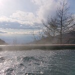 高峰温泉 - 渓からの吹上の風で温泉が波立ちます