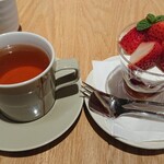 みのる食堂 - いちごパフェと紅茶