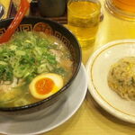 みなと軒 - みなと軒とんこつラーメン680円 ミニチャーハンセット120円 味付玉子120円 