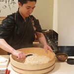 寿し道 桜田 - お客の前で酢飯を作る