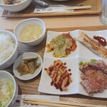 台湾から揚げとパイクー専門店 桃園 - サラダ、スープ、搾菜付き