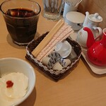台湾から揚げとパイクー専門店 桃園 - ランチにはアイスコーヒーか杏仁豆腐が付きます
