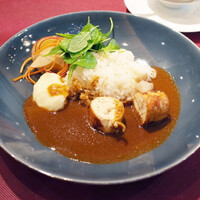 シェ・イノ - 第18回東京グランメゾンチャリティーカレーのオマール海老のフォンカレー、キノコの詰め物をした鶏のクネルと(1000円)