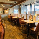 ハチ - ガラス張りなので、日射しがとても温かいです( •̀∀•́ )b