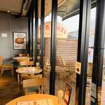 ハチ - 春になったらテラス席もいいけど、きっと歩いている人と目が合うのは必須ですね(*￣ｍ￣)