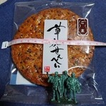 葵の倉 - 料理写真:大判草加せんべい(ゴマ)120円