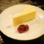 茜屋珈琲店 - チーズケーキ　さくらんぼジャム
