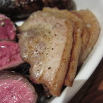 ラ・ブーシェリー・デュ・ブッパ - グリル盛合せ(青首鴨、猪の赤身、ホルモン黒豚のソーセージ、黒豚のバラ肉)4