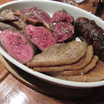 ラ・ブーシェリー・デュ・ブッパ - グリル盛合せ(青首鴨、猪の赤身、ホルモン黒豚のソーセージ、黒豚のバラ肉)5