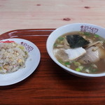 喜楽 - ラーメン５２０円＆半チャーハン３５０円（メニュー外）