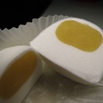 栄町 松坂屋 - 中には黄身に見立てたあんが入っています