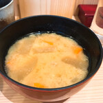 とんかつ 都 - 大きな大根と人参、お肉も入ってます。