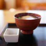 裁ちそば 紅葉亭 - 温かい鶏南蛮の汁に浸かったミニ蕎麦がき（フワフワです）