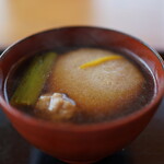 裁ちそば 紅葉亭 - 温かい鶏南蛮の汁に浸かったミニ蕎麦がき（フワフワです）