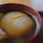 裁ちそば 紅葉亭 - 温かい鶏南蛮の汁に浸かった蕎麦がき（フワフワです）