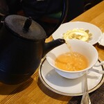 オー・ボン・ヴィヴェール - 鉄瓶からはクセのない猿島紅茶