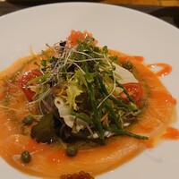 オー・ボン・ヴィヴェール - サーモンのカルパッチョは卵に見えるソースがお洒落