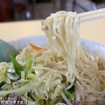 かどや食堂 - かんすい控えめなのか、城っぽい麺