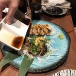 Tori To Sakana No Warayaki Izakaya Uchiwa - 三連結のタレ皿を使って味付けをテーブルでさせるなど、アトラクション的要素も加えて、楽しい宴会にさせてくれますね。