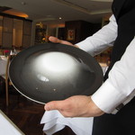 RESTAURANT GEORGES MARCEAU - ディナー用のお迎えのお皿　UFOみたいな形をしています。