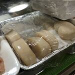 Sushihonkegemmon - ネタケースにはデカい貝柱が・・
      