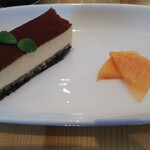 ボーノ - ティラミスをチョイス  柿が添えてあります