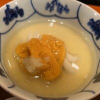 壽山 - 白子（たち）の茶碗蒸し。〜綺麗な雲丹ののった茶碗蒸しの中には、たっぷりの白子。こちらでは白子を"たち"と呼びます。
                      