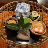 壽山 - 八寸〜柿の白和え、黒豆、海老、クエ胃袋、鯖寿司。見た目も綺麗な籠に彩り豊かな小鉢が並ぶ。
