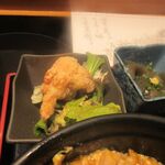Hakata Hanamidori - 御膳の小鉢はブランド鶏「華味鳥」の唐揚げの乗ったサラダと博多名物のおきゅうと。