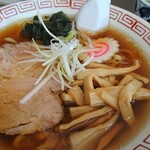 わたりや - 具は、若布、鳴門巻、支那竹、チャーシュー、白髪葱。