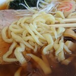 わたりや - この「中太やや不揃い縮れ麺」は、スープの絡みが良いし、食感が好きだなぁ♪