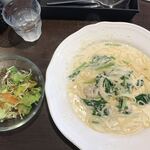 moca - 牡蠣とほうれん草のクリームパスタ￥1,000