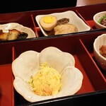 勝どき橋 まえ田 - 盛り合わせ定食のおかずたち