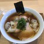 飯田商店 - わんたん入りしょうゆチャーシュー麺
                                