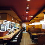 和食蒲焼 高田屋 - お店は長いカウンターとテーブル席　お店は長いカウンターとテーブル席　