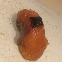 すし岩瀬 - マスノスケ。焼いた皮をトッピング