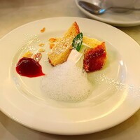 アマルフィイ・モデルナ - リンゴとシナモンのパウンドケーキ
                    洋梨の泡　ラズベリーのソース