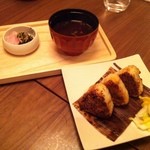 和食・酒 えん - つぼ鯛の焼きおにぎり、赤出汁とお漬物のセット