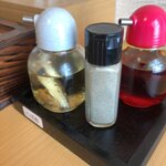 支那そば 僉 - 卓上のニボ酢、自家製ラー油が大活躍！