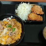 からやま 野田店 - 親子丼セット。流石かつやグループ揚げ物抜群のサクサク感