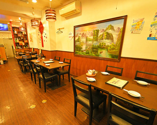 Chuuka Izakaya Tabenomihoudai Karaku Hanten - 清潔感のある店内で中華料理をご堪能下さい。