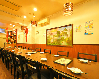 Chuuka Izakaya Tabenomihoudai Karaku Hanten - 広々とした店内◇テーブル席を多数ご用意しております。