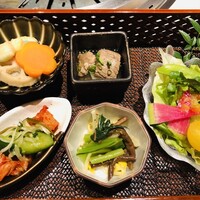 黒毛和牛焼肉 薩摩 牛の蔵 麻布十番店 - 前菜４種盛り合わせ＆サラダ