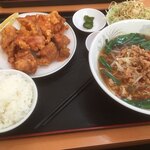 台湾料理 美味軒 - 唐揚げ7個くらいあります。影には謎の焼き餃子1個。